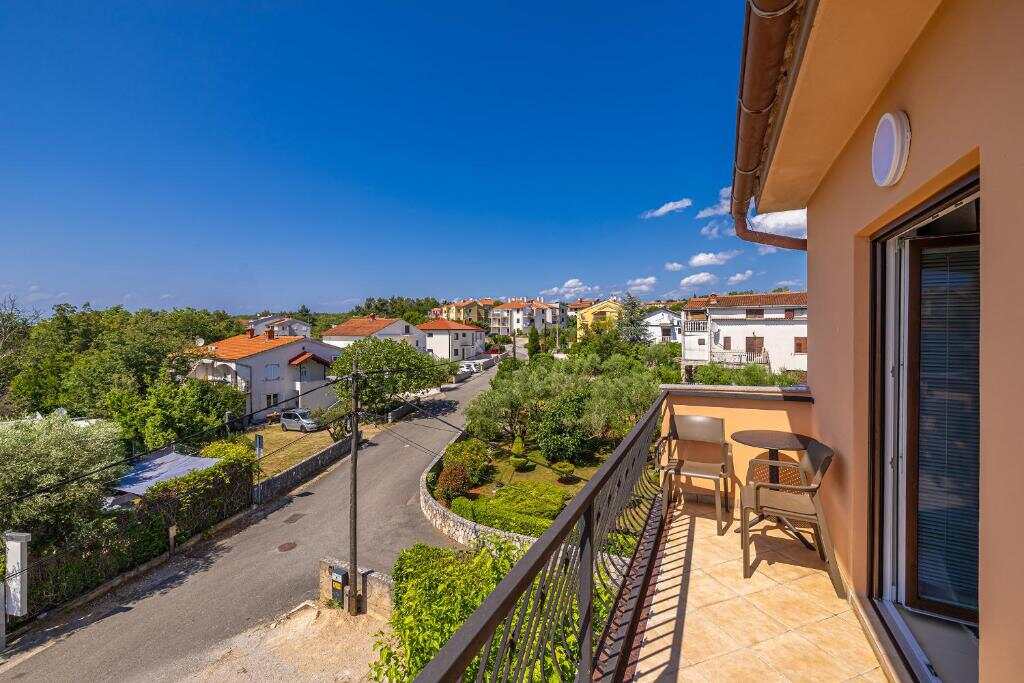 Pogled s balkona u Malinskoj